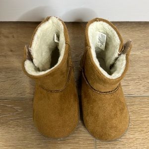 Baby girl boots, size 4, brown boots wi/ faux fur interior & Velcro on side
